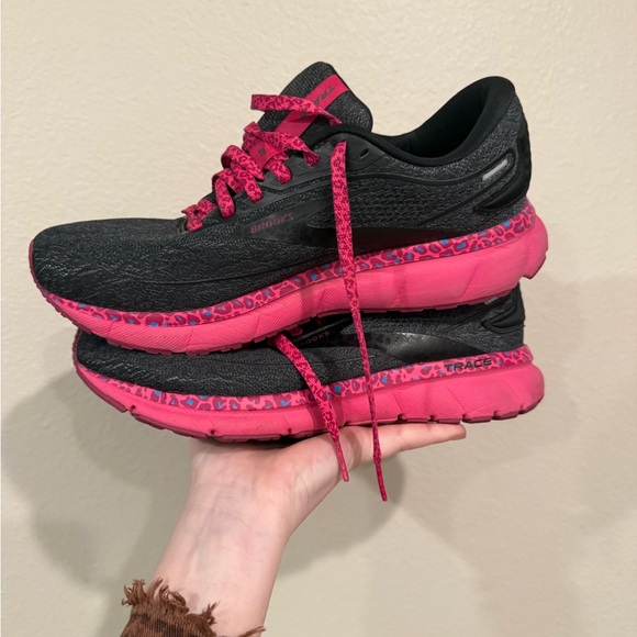 Brooks Women's Black and Pink Sneakers sz9.5 - Picture 2 of 6